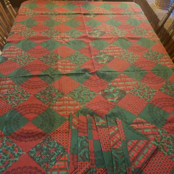 Gorgeous Christmas Table Linens for Extra Large Table - Picture 4 of 8